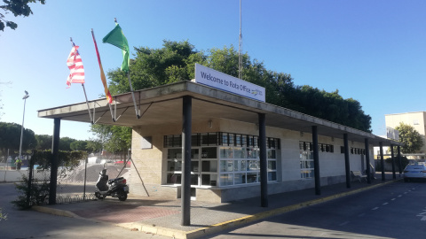 Oficina turística a la salida de la base de Rota.