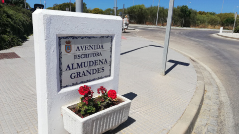 Monolito de la avenida que lleva el nombre de Almudena Grandes en Rota.