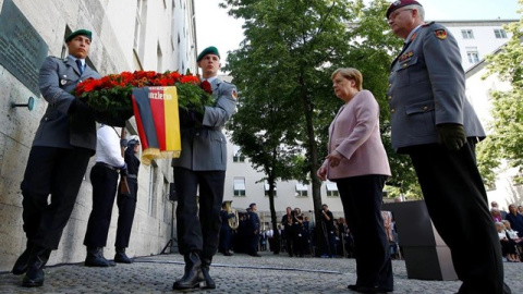 20/07/2019.- Canciller Angela Merkel durante la ceremonia militar de este sábado en Berlín. REUTERS/Fabrizio Bensch 20/07/2019.- Canciller Angela Merkel durante la ceremonia militar de este sábado en Berlín. REUTERS/Fabrizio Bensch
