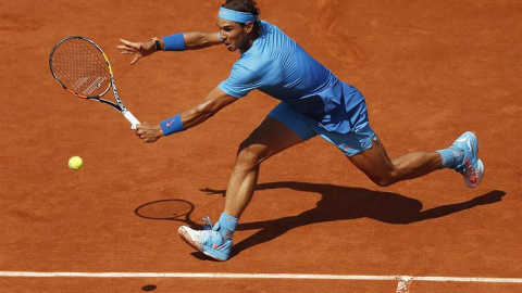 Rafa Nadal golpea una bola ante Andrey Kuznetsov. /EFE Rafa Nadal golpea una bola ante Andrey Kuznetsov. /EFE