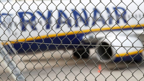 Un avión de Ryanair apacado en el hangar de un aeropuerto alemán. (WOLFGAN RATTAY | REUTERS) Un avión de Ryanair apacado en el hangar de un aeropuerto alemán. (WOLFGAN RATTAY | REUTERS)