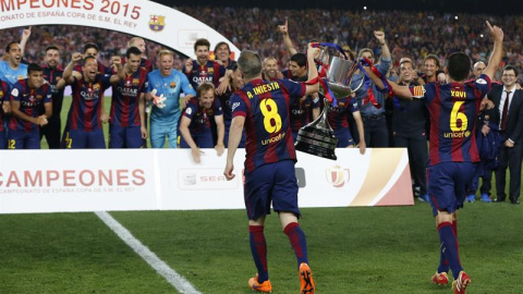 Xavi e Iniesta llevan la Copa del Rey al resto de sus compañeros. /EFE Xavi e Iniesta llevan la Copa del Rey al resto de sus compañeros. /EFE