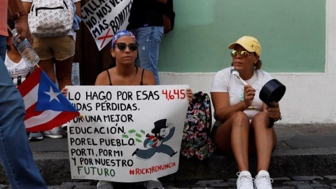 Manifestantes protestan durante un "Cacerolazo" para exigir la dimisión del gobernador de Puerto Rico Ricardo Rosselló este sábado en San Juan (Puerto Rico). EFE/Thais Llorca Manifestantes protestan durante un "Cacerolazo" para exigir la dimisión del gobernador de Puerto Rico Ricardo Rosselló este sábado en San Juan (Puerto Rico). EFE/Thais Llorca