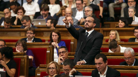 El portavoz del grupo parlamentario del PPC, Alejandro Fernández (d), interviene hoy en pleno del Parlament. /EFE El portavoz del grupo parlamentario del PPC, Alejandro Fernández (d), interviene hoy en pleno del Parlament. /EFE