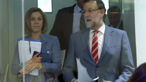 El presidente del Gobierno, Mariano Rajoy, junto a la secretaria general del PP, María Dolores de Cospedal, a su llegada a la rueda de prensa ofrecida tras la reunión del Comité Ejecutivo Nacional del PP celebrada esta tarde en Madrid, para El presidente del Gobierno, Mariano Rajoy, junto a la secretaria general del PP, María Dolores de Cospedal, a su llegada a la rueda de prensa ofrecida tras la reunión del Comité Ejecutivo Nacional del PP celebrada esta tarde en Madrid, para