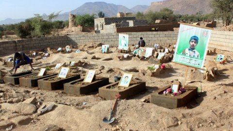 Tumbas de varios de los niños asesinados en el ataque de agosto contra un autobús en la provincia yemení de Saada en el que murieron 50 personas. - AFP Tumbas de varios de los niños asesinados en el ataque de agosto contra un autobús en la provincia yemení de Saada en el que murieron 50 personas. - AFP
