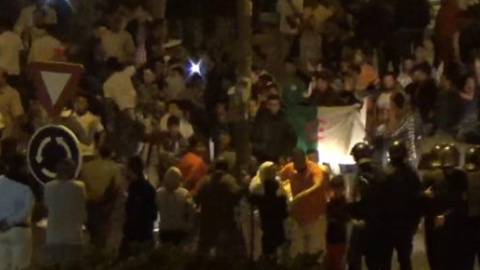 Miles de saharauis salen a las calles para celebrar la victoria de Argelia Miles de saharauis salen a las calles para celebrar la victoria de Argelia