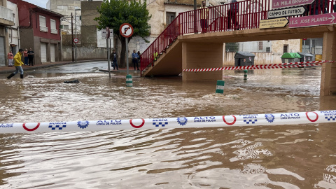Inundaciones en la rambla de Espinardo, en Murcia, cortada tras las lluvias registradas en la últimas horas, con hasta 30 litros en una hora, este martes. Inundaciones en la rambla de Espinardo, en Murcia, cortada tras las lluvias registradas en la últimas horas, con hasta 30 litros en una hora, este martes.