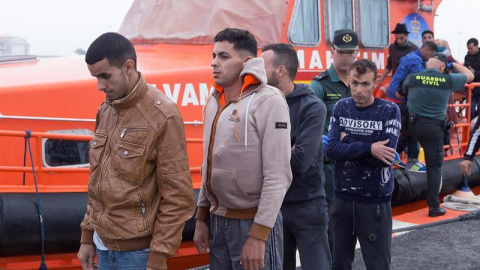 Efectivos del Servicio Marítimo de la Guardia Civil custodian a 15 personas de origen marroquí, entre ellos un menor, que han sido rescatado de una patera y trasladados al puerto de Motril. EFE/Paquet Efectivos del Servicio Marítimo de la Guardia Civil custodian a 15 personas de origen marroquí, entre ellos un menor, que han sido rescatado de una patera y trasladados al puerto de Motril. EFE/Paquet