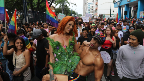 Cientos de activistas de la comunidad LGTBI desfilaron por varias calles para conmemorar el Día del Orgullo con un festival en el que se mostraron los avances en derechos que ha logrado este colectivo, hoy en Guayaquil (Ecuador). EFE/Jhonat Cientos de activistas de la comunidad LGTBI desfilaron por varias calles para conmemorar el Día del Orgullo con un festival en el que se mostraron los avances en derechos que ha logrado este colectivo, hoy en Guayaquil (Ecuador). EFE/Jhonat