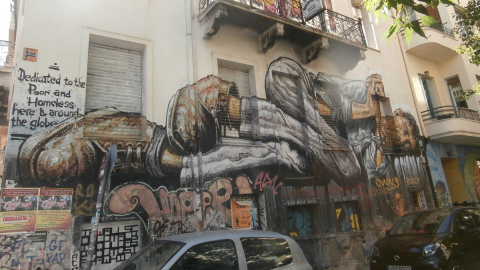 Grafitti sobre la situació dels refugiats, al barri d'Exarchia, a Atenes./Flor Ragucci.