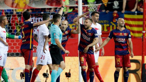Mascherano, en el momento de ser expulsado ante el Sevilla. EFE/JuanJo Martín Mascherano, en el momento de ser expulsado ante el Sevilla. EFE/JuanJo Martín