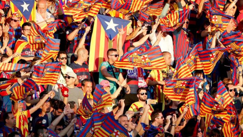 Aficionados del Barça con esteladas en el Vicente Cslerón. EFE/JuanJo Martín Aficionados del Barça con esteladas en el Vicente Cslerón. EFE/JuanJo Martín
