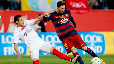 Escudero trata de robar el balón a Messi durante la final de Copa. EFE/JuanJo Martin Escudero trata de robar el balón a Messi durante la final de Copa. EFE/JuanJo Martin