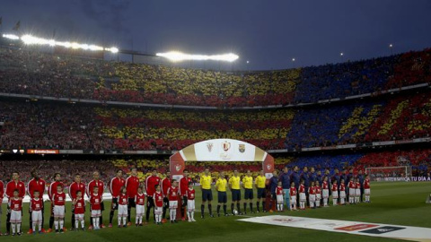 Los jugadores de Athletic y Barça escuchan el himno español, pitado en el Camp Nou. /EFE Los jugadores de Athletic y Barça escuchan el himno español, pitado en el Camp Nou. /EFE
