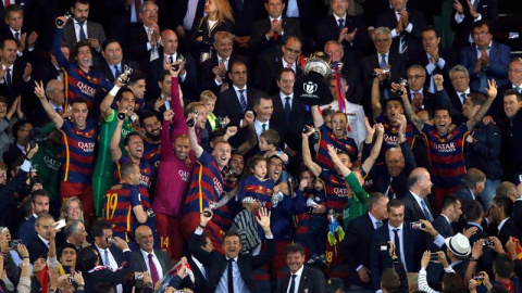 Iniesta levanta la Copa del rey rodeado de sus compañeros. EFE/Juan Carlos Hidalgo Iniesta levanta la Copa del rey rodeado de sus compañeros. EFE/Juan Carlos Hidalgo