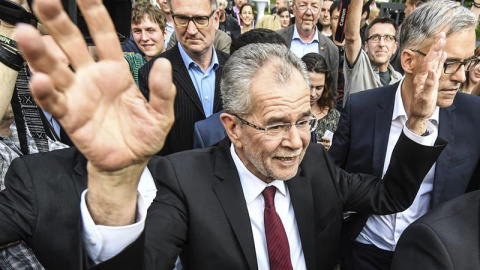 El ecologista Alexander Van der Bellen saluda a la multitud tras conocer haber ganado las elecciones presidenciales en Austria tras el recuento del voto por correo, según ha reconocido hoy su rival, el ultraderechista Norbert Hofer.- EFE/Ch