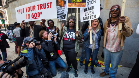Varias personas se manifiestan en contra del policía de Baltimore, Edward Nero (no en la imagen) en el tribunal de Baltimore, Maryland, Estados Unidos  tras ser absuelto del caso de la muerte de Freddie Gray. Edward Nero ha sido absuelto de