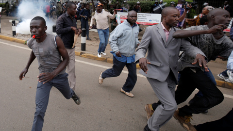 Los partidarios de la la Coalición para la Reforma y la Democracia (CORD ) huyen de la policía antidisturbios que lanzaron gases lacrimógenos para dispersarles durante una protesta contra las autoridades electorales de Kenia, a quienes la o