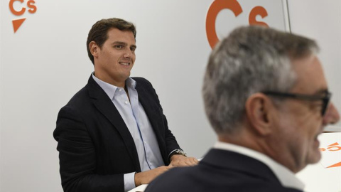 El líder de Ciudadanos, Albert Rivera,iz, durante la reunión del Comité Permanente de Ciudadanos celebrado hoy en la sede del partido. EFE/Víctor Lerena El líder de Ciudadanos, Albert Rivera,iz, durante la reunión del Comité Permanente de Ciudadanos celebrado hoy en la sede del partido. EFE/Víctor Lerena