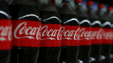 Botellas de Coca-cola en una imagen de archivo. / REUTERS - MIKE BLAKE Botellas de Coca-cola en una imagen de archivo. / REUTERS - MIKE BLAKE