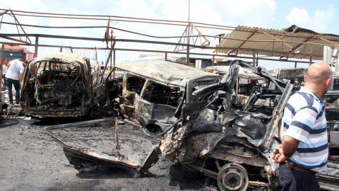 Personas observan los daños tras las explosiones en la ciudad siria de Tartus. REUTERS