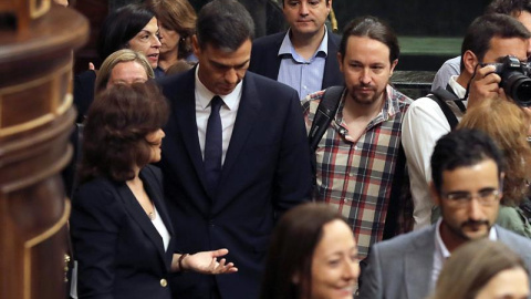 19/09/2018.- El presidente del Gobierno, Pedro Sánchez, acompañado de la vicepresidenta, Carmen Calvo y el líder de Podemos, Pablo Iglesias, a su llegada al Congreso para asistir a la sesión de control al Ejecutivo. EFE/Ballesteros 19/09/2018.- El presidente del Gobierno, Pedro Sánchez, acompañado de la vicepresidenta, Carmen Calvo y el líder de Podemos, Pablo Iglesias, a su llegada al Congreso para asistir a la sesión de control al Ejecutivo. EFE/Ballesteros