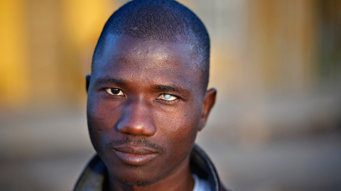 Chef, 25 años. De Malí. Perdió la visión en el ojo izquierdo al saltar la valla que separa Marruecos y España. // JUAN MEDINA (REUTERS)