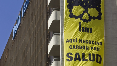 Greenpeace ha desplegado en la fachada de un hotel de Sevilla una pancarta de 65 metros con el lema, "Aquí negocian carbón por salud", contra las eléctricas y los gobiernos europeos. EFE/Jose Manuel Vidal. Greenpeace ha desplegado en la fachada de un hotel de Sevilla una pancarta de 65 metros con el lema, "Aquí negocian carbón por salud", contra las eléctricas y los gobiernos europeos. EFE/Jose Manuel Vidal.