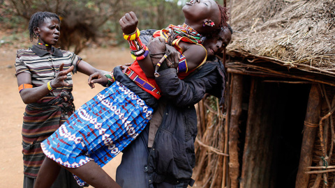 SIEGFRIED MODOLA (REUTERS) Un hombre sostiene a una niña que trata de escapar cuando es consciente de que va a ser casada contra su voluntad en Marigat (Kenia). Como manda la tradición de la tribu Polok, el futuro marido llegó a la casa de 