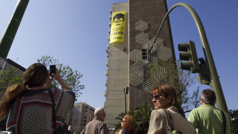 Greenpeace ha desplegado en la fachada de un hotel de Sevilla una pancarta de 65 metros con el lema, "Aquí negocian carbón por salud", contra las eléctricas y los gobiernos europeos. EFE/Jose Manuel Vidal. Greenpeace ha desplegado en la fachada de un hotel de Sevilla una pancarta de 65 metros con el lema, "Aquí negocian carbón por salud", contra las eléctricas y los gobiernos europeos. EFE/Jose Manuel Vidal.