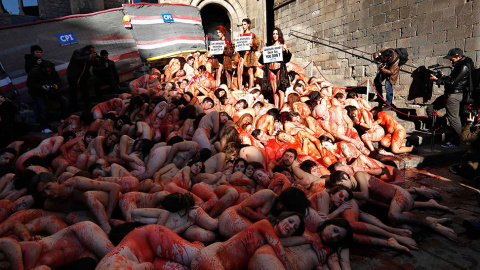 Activistas de la ONG Anima Naturalis, protestan contra el uso de pieles de animales, en La Plaza del Rey, en Barcelona. // GUSTAU NACARINO (REUTERS)