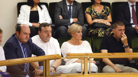 El presidente del PNV, Andoni Ortuzar, y los presidentes provinciales de Álava, José Antonio Suso y Vizcaya, Itsaso Atutxa, y el coordinador general de EHBildu, Arnaldo Otegi (i a d), escuchan la intervención del lehendakari, Iñigo Urkullu, El presidente del PNV, Andoni Ortuzar, y los presidentes provinciales de Álava, José Antonio Suso y Vizcaya, Itsaso Atutxa, y el coordinador general de EHBildu, Arnaldo Otegi (i a d), escuchan la intervención del lehendakari, Iñigo Urkullu,