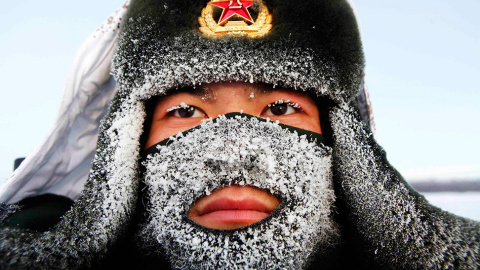 La escarcha cubre la máscara y parte del sombrero de un soldado del Ejército chino, mientras monta guardia cerca de la frontera de China y Rusia en Heihe. // REUTERS/STR