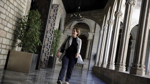 La ganadora de las elecciones municipales en Barcelona, Ada Colau (BComú), en la galería gótica del ayuntamiento de Barcelona, tras la reunión que ha mantenido con el alcalde en funciones, Xavier Trias (CiU).- EFE La ganadora de las elecciones municipales en Barcelona, Ada Colau (BComú), en la galería gótica del ayuntamiento de Barcelona, tras la reunión que ha mantenido con el alcalde en funciones, Xavier Trias (CiU).- EFE