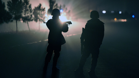 Fuerzas de seguridad afganas montan guardia en una carretera tras un ataque bomba suicida en Kabul. // SHAH MARAI (AFP)