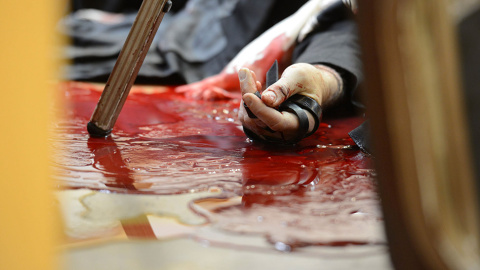 El cuerpo de un devoto judío, en la escena del ataque a una sinagoga en Jerusalén, en una imagen procedente de la Oficina de Prensa del Gobierno Israelí. // KOBI GEDEÓN (GPO)