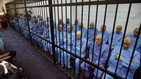 Funcionarios del Gobierno de Muammar Gaddadi, durante una audiencia ante un tribunal en Trípoli (Libia). // ISMAIL ZITOUNY (REUTERS)