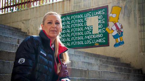 Paloma, empleada del restaurante Cota, en el estadio. // CHRISTIAN GONZÁLEZ