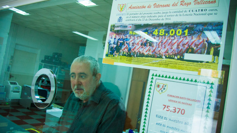 Enrique, taquillero del club, atiende en las oficinas. // CHRISTIAN GONZÁLEZ