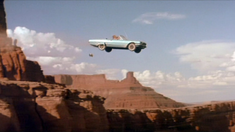 Momento en que las protagonistas saltan al vacío Momento en que las protagonistas saltan al vacío