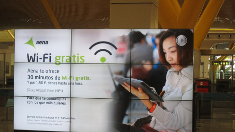 Cartel publicitario del antiguo servicio WiFi de Aena. E.P. Cartel publicitario del antiguo servicio WiFi de Aena. E.P.