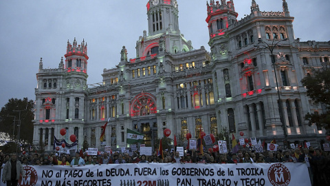 Las llamadas Marchas por la Dignidad a su paso por la plaza de Cibeles, camino de la Puerta del Sol. // EFE