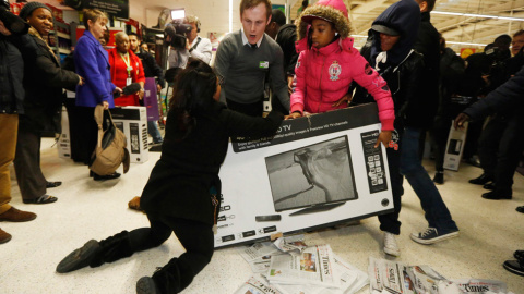 Dos compradoras luchan por un televisor rebajado durante el 'Black Friday', en un supermercado en Londres. // LUCAS MACGREGOR (REUTERS)
