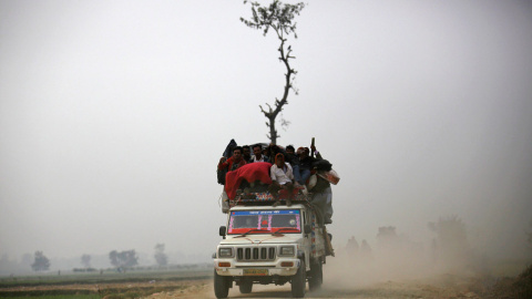 Un vehículo sobrecargado transporta personas que regresan de la fiesta "Gadhimai Mela", celebrado en Bariyapur (Nepal). // NAVESH CHITRAKAR (REUTERS)