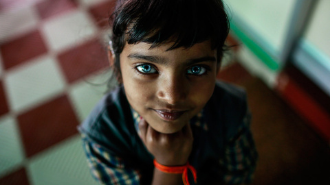 Una niña con trastornos auditivos y del habla, posa ante la cámara en un centro de rehabilitación para víctimas del desastre de Bhopal, la fuga de gas de Union Carbide hace 30 años. Las ONG han denunciado que miles de toneladas de residuos 