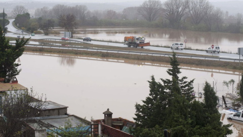 Las intensas lluvias caídas la pasada madrugada han desbordado la riera de Figueres (Girona), por lo que se han inundado las zonas próximas al cauce fluvial, y han provocado un socavón de cerca de diez metros bajo uno de los tramos de la Ra