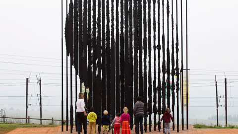 Miembros de la comunidad visitan un memorial en el aniversario de la muerte del expresidente sudafricano Nelson Mandela. // ROGAN WARD (REUTERS)
