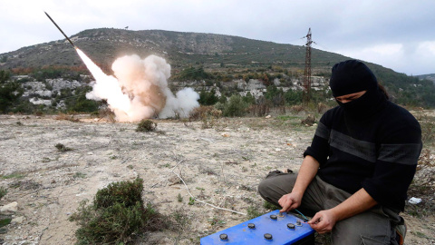 Un combatiente rebelde dispara un proyectil de larga distancia hacia las fuerzas leales a Al-Assad, en la ciudad de Jableh, en Siria. // ALAA KHWELED (REUTERS)