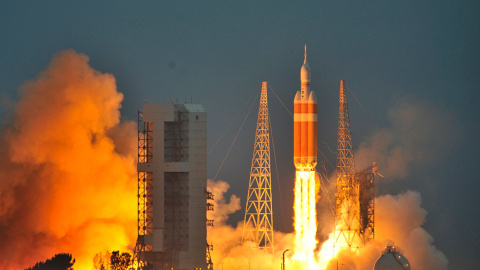 El cohete pesado Delta IV con la nave espacial Orion a bordo, despega de la estación de Cabo Cañaveral en Florida (EEUU). // STEVE NESIUS (REUTERS)